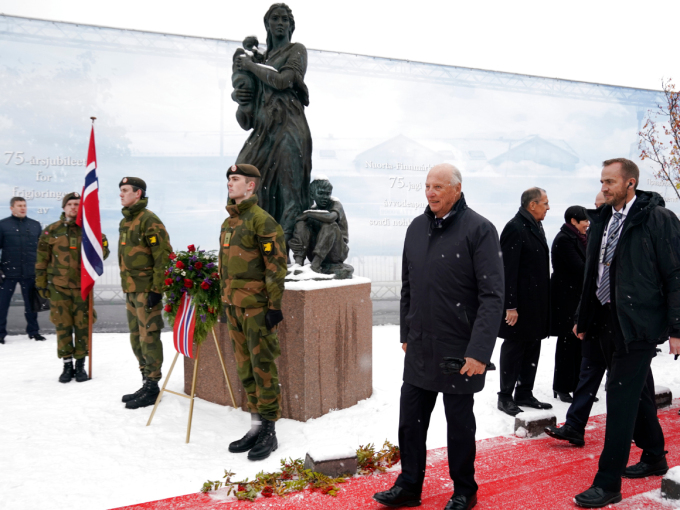 Wreath-laying at the monument to wartime mothers in Kirkenes. Photo: Heiko Junge, NTB scanpix